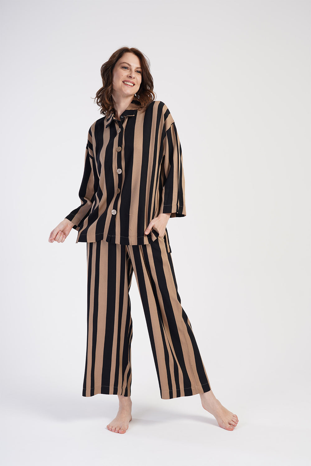 KADIN BELMANDO GOMLEK YAKA TAMAMI DUGMELI UZUN KOL ONU KISA ARKASI UZUN CEPLI PIJAMA TAKIM