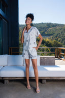 KADIN KIBRIS V DETAYLI PAT YAKA KISA KOL BLUZ CEPLI SORT TAKIM