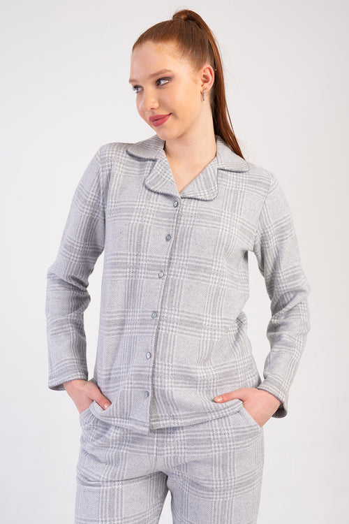 KADIN JAKARLI INTERLOK GOMLEK YAKA TAMAMI DUGMELI KROSETALI UZUN KOL CEPLI PIJAMA TAKIM