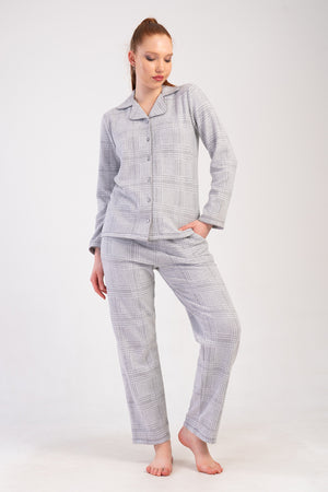 KADIN JAKARLI INTERLOK GOMLEK YAKA TAMAMI DUGMELI KROSETALI UZUN KOL CEPLI PIJAMA TAKIM