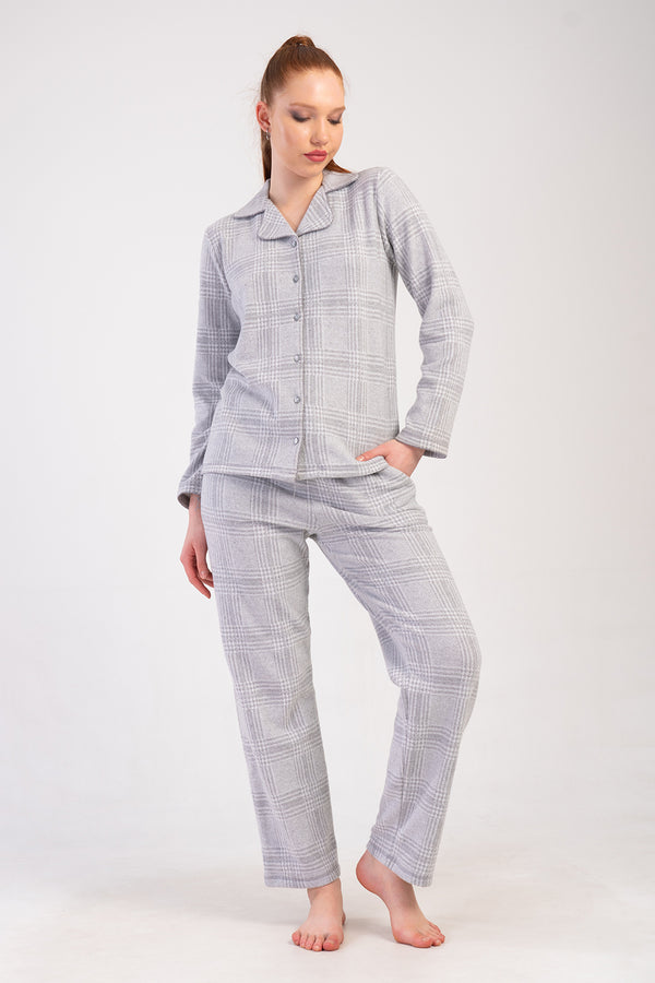 KADIN JAKARLI INTERLOK GOMLEK YAKA TAMAMI DUGMELI KROSETALI UZUN KOL CEPLI PIJAMA TAKIM