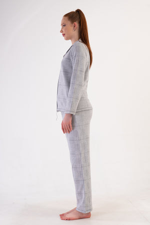 KADIN JAKARLI INTERLOK GOMLEK YAKA TAMAMI DUGMELI KROSETALI UZUN KOL CEPLI PIJAMA TAKIM