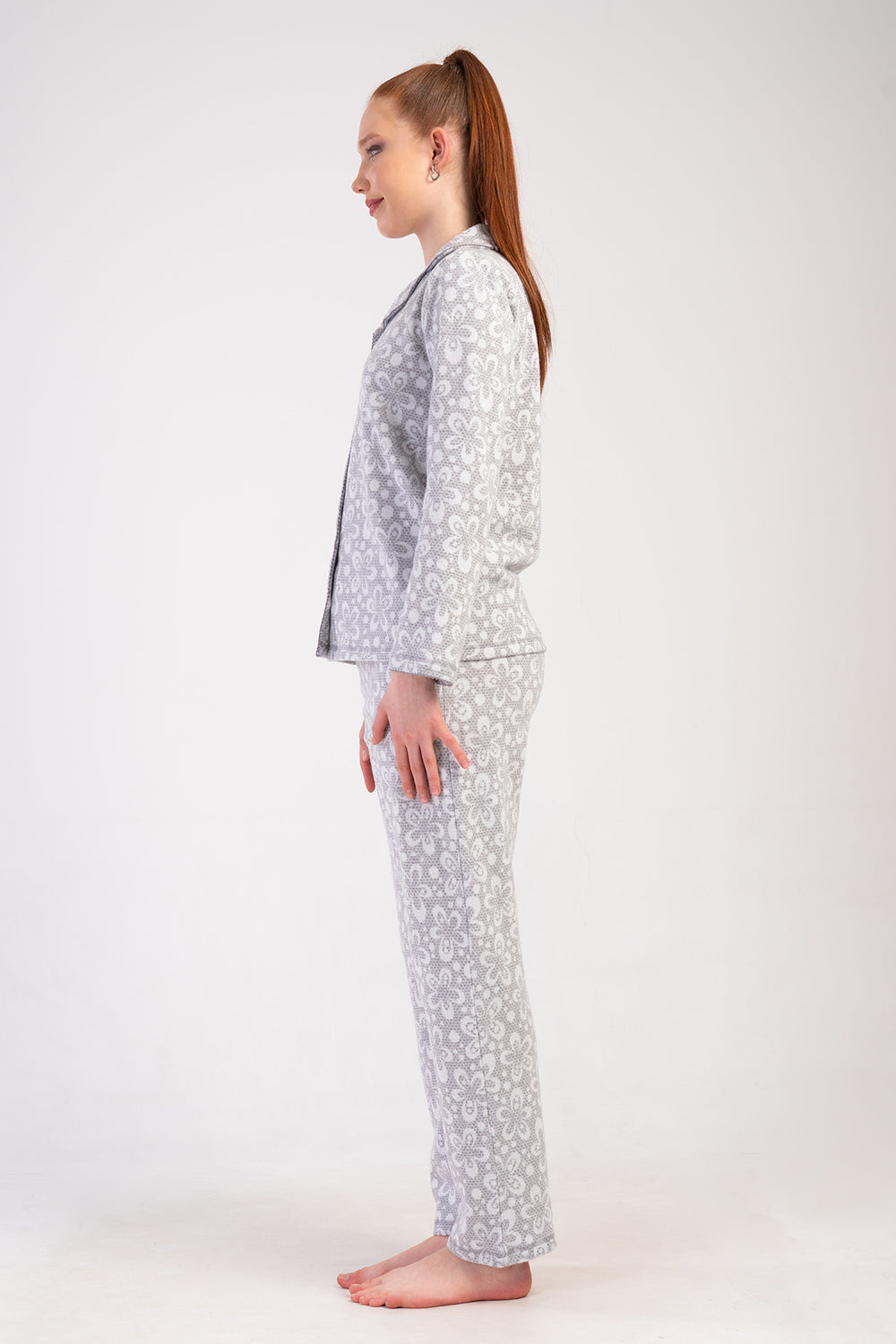 KADIN JAKARLI INTERLOK GOMLEK YAKA TAMAMI DUGMELI KROSETALI UZUN KOL CEPLI PIJAMA TAKIM